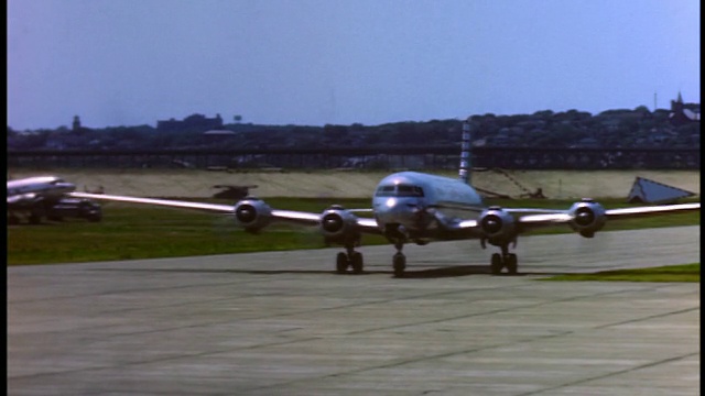 20世纪40年代或50年代的PAN Braniff航空公司四螺旋桨飞机滑行过镜头视频素材