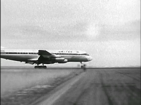 1964年PAN联合航空公司客机在跑道上降落视频素材