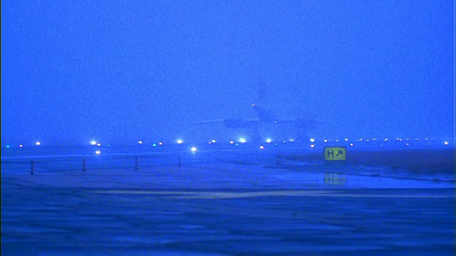 蓝色PAN英国航空公司的协和式喷气式飞机在阴雨多雾的天气降落在机场视频素材