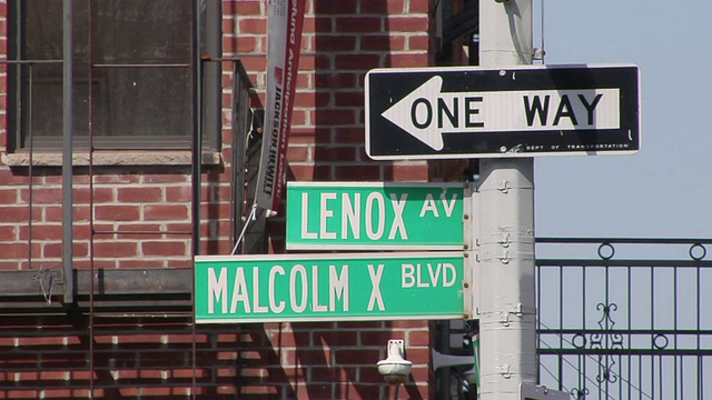 MS One way路牌、Lenox Av和Malcolm X大道路牌/美国纽约视频素材