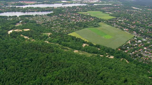 Tegeler fusghausensee /德国的房屋和湖泊鸟瞰图视频素材