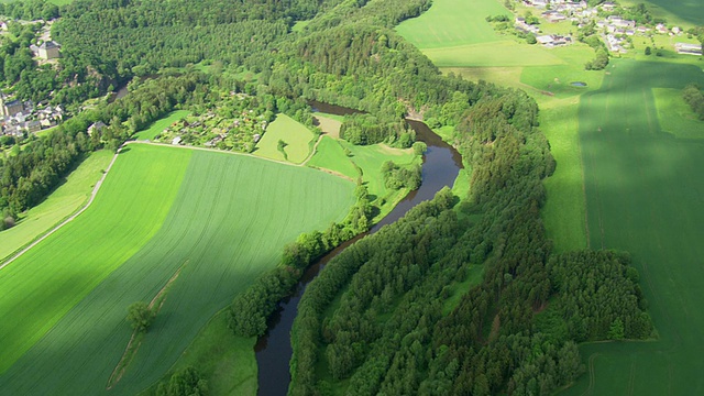 在Modlareuth /德国附近的农田和房屋鸟瞰图视频素材