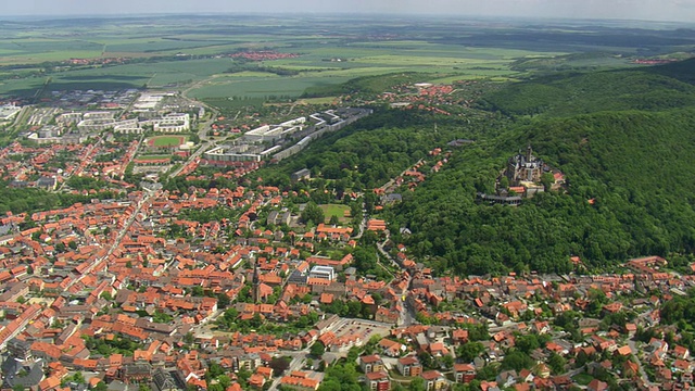 在Wernigerode /德国的房子和农场的鸟瞰图视频素材