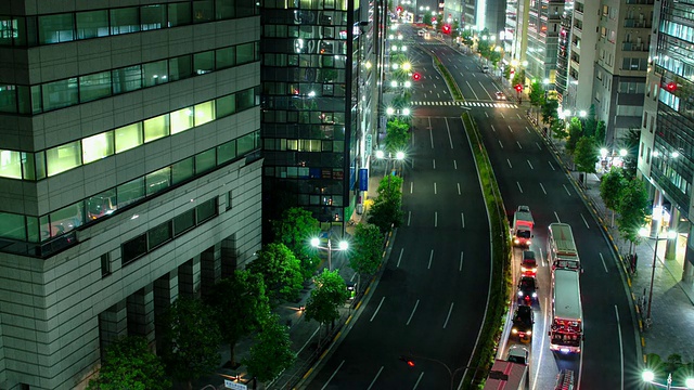 T/L，东京道路上的夜间交通。视频素材