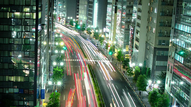 日本东京夜间城市道路交通。视频素材