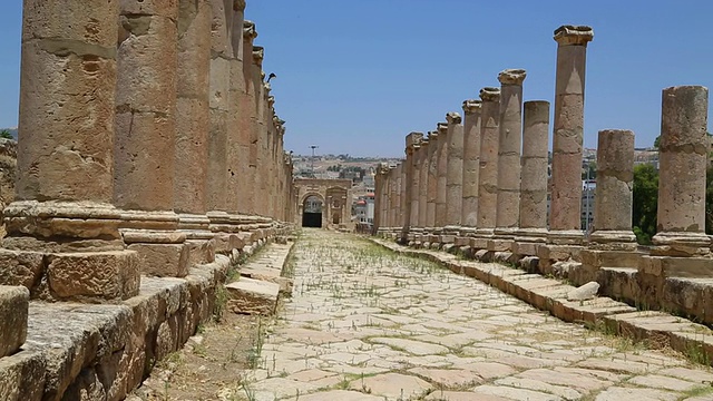 Jerash (Gerasa)，人们行走在古罗马城市的Cardo Maximus视频素材