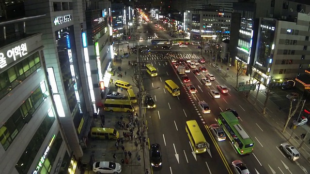 江南大堤洞私人学院区域拥挤的交通夜景视频素材