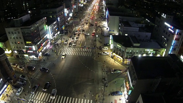 江南大堤洞私人学院区域拥挤的交通夜景视频素材