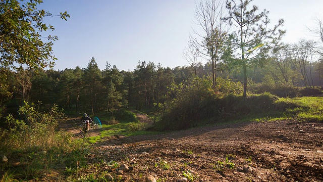 越野摩托车手在土路上跳跃视频素材