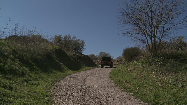 山区乡村道路上的越野车辆。视频素材