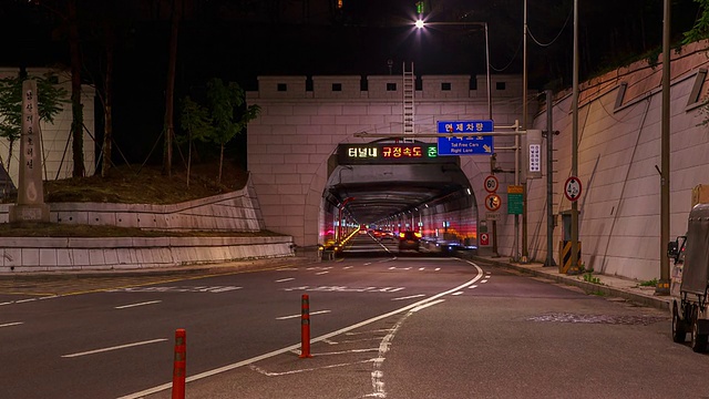 南山隧道入口的交通情况视频素材