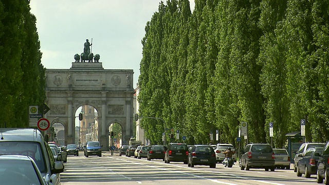 LeopoldstraÃe - Siegestor，交通，街道，汽车，人，多云的天空视频素材