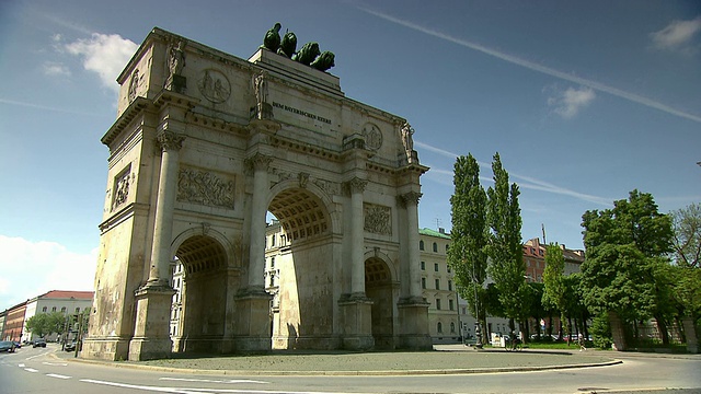 LeopoldstraÃe - Siegestor，蓝天视频素材