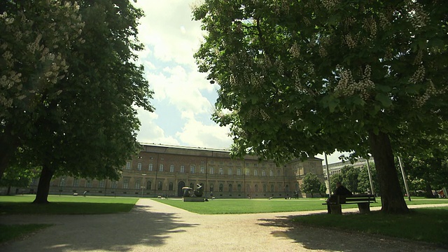 Alte Pinakothek，坐在长椅上的男人，公园，树木，草坪，雕塑视频素材