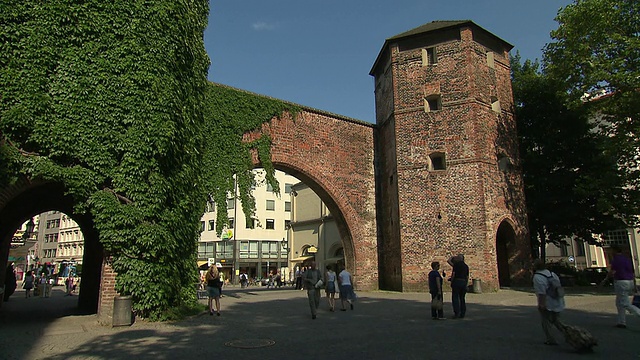 Sendlinger Tor，平移拍摄，栽植在墙上视频素材