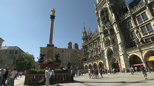 KaufingerstraÃe，马里恩广场拐角处步行的人很多视频素材