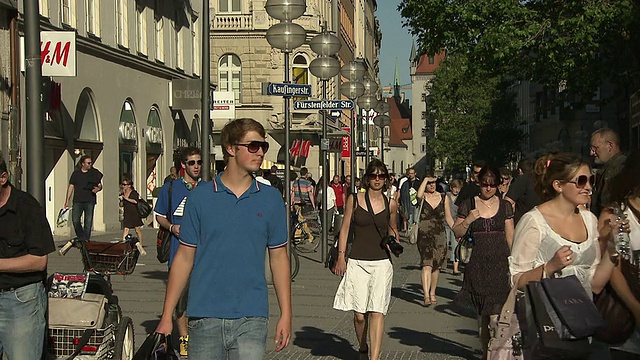 KaufingerstraÃe，阳光明媚，蓝天白云，许多人，商店，签上“KaufingerstraÃe”视频素材