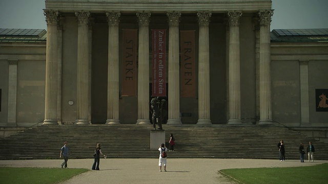 KÃ¶nigsplatz, museum, people, tourists, stairs, blue sky, sunny视频素材