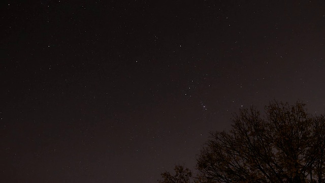 夜晚的星星在紫色的天空中时光流逝视频素材