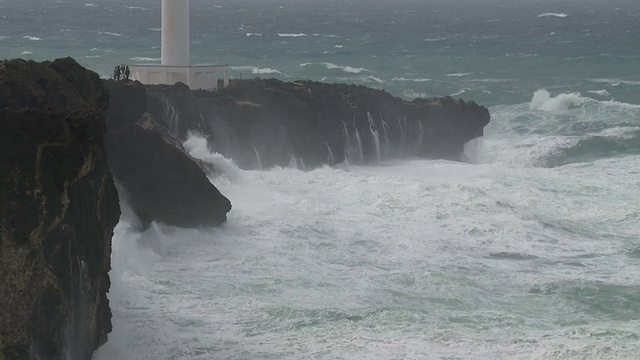 巨大的飓风海浪撞向悬崖视频素材