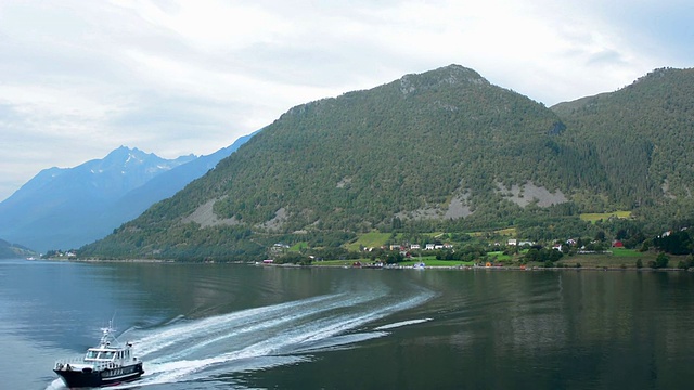 挪威邮轮海达鲁腾船峡湾美丽的风景从阳台在挪威霍恩德约登地区视频素材