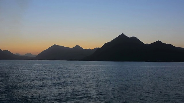 挪威邮轮海达鲁腾号日落时分，穿越北极圈天空和岛屿峡湾视频素材