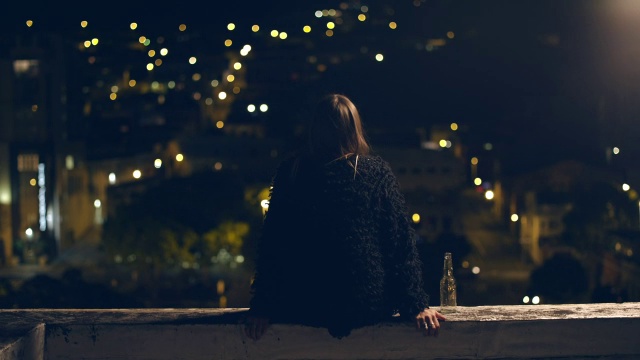 女人在屋顶视频素材画面3