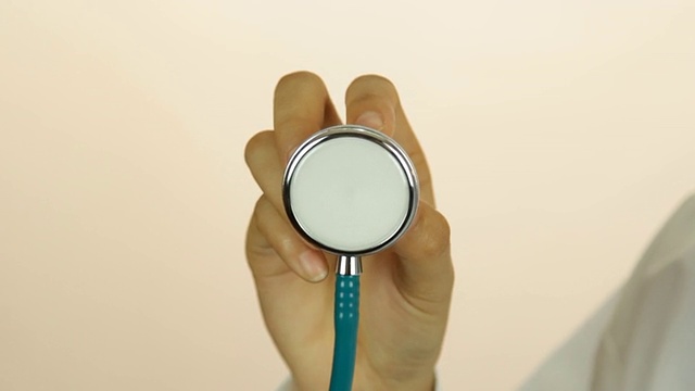 医生用听诊器视频素材画面2