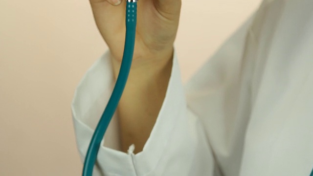 医生用听诊器视频素材画面3