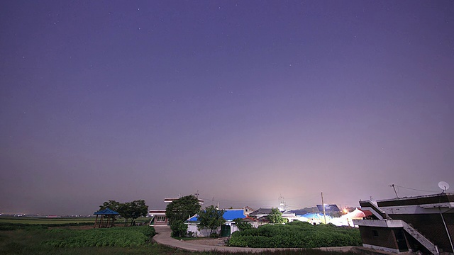 WS T/L星星在乡村场景的天空中移动/牙山，忠清南道，韩国视频素材