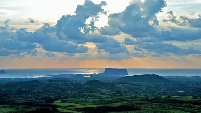 WS T/L Seonsanilchulbong和阳光透过云层缝隙流出/ Seogwipo，济州岛，韩国视频素材