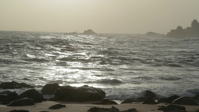 在印度，海浪拍打着布满岩石的海滩视频素材