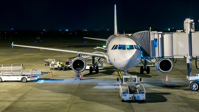 高清延时:夜间货物装载、空运物流视频素材