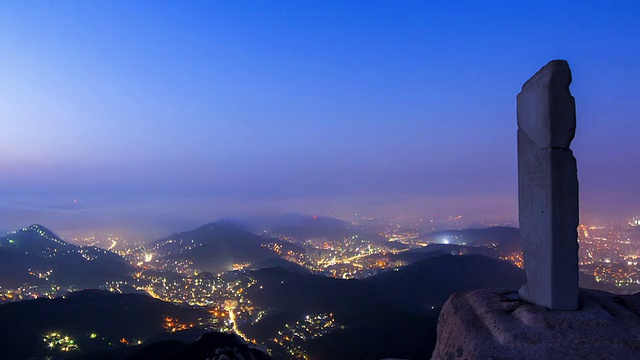 北韩山金珩王三号(韩国国宝3号)的夜景和天空中的星星轨迹视频素材