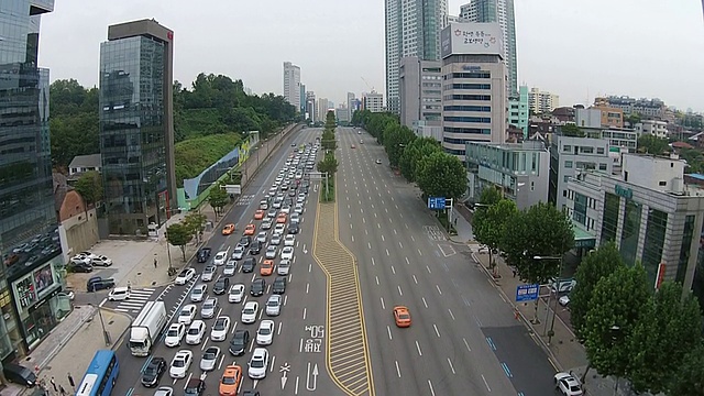 这是永东大罗路上车辆行驶的画面视频素材