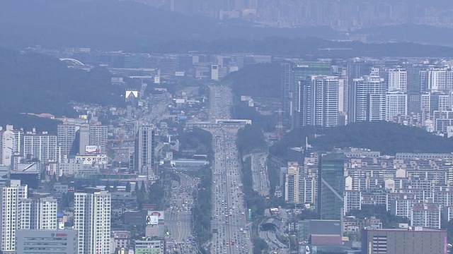 在高速公路和首尔收费站的交通移动的观点视频素材