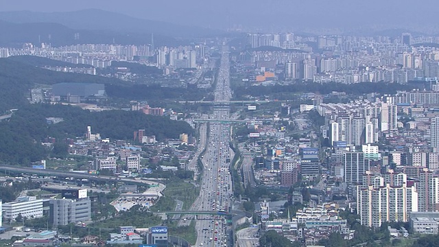 公路上的交通和永仁市视频素材