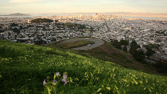 在旧金山市，缤纷的日落正在落下。视频素材