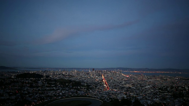 从双峰看旧金山市的夜景。视频素材