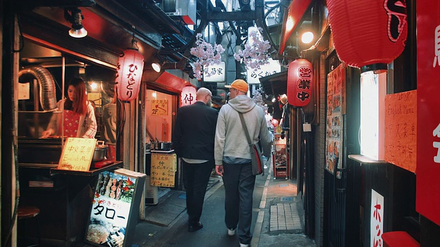 MS，东京横街Omoide记忆巷的日式烧鸡餐厅视频素材画面2