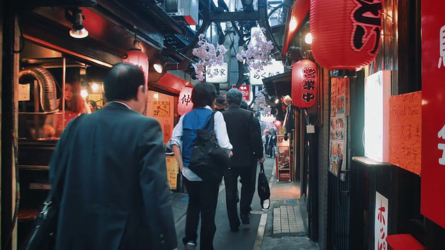 MS，东京横街Omoide记忆巷的日式烧鸡餐厅视频素材画面4