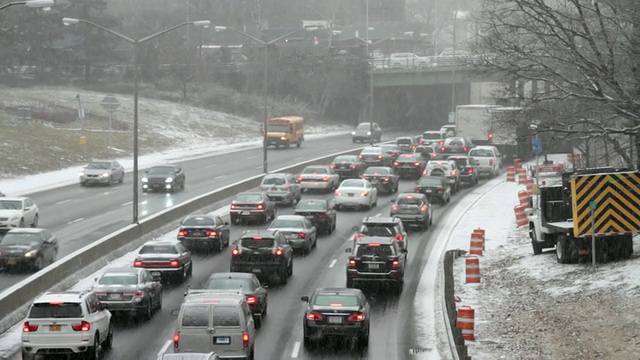 从高处俯瞰积雪的交通公路景象。视频素材