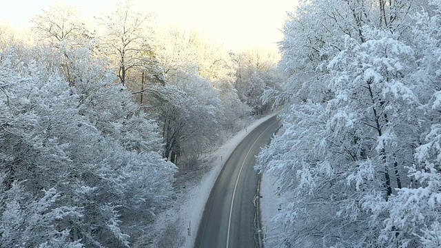 空中冬天的森林道路和乡村视频素材