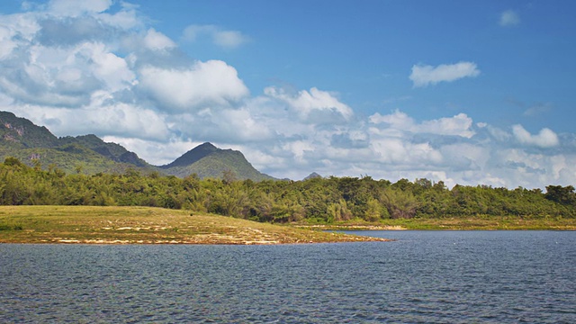 池塘和山地视频素材