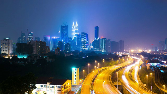 繁忙的交通，现代建筑和城市吉隆坡夜景，时间流逝。视频素材