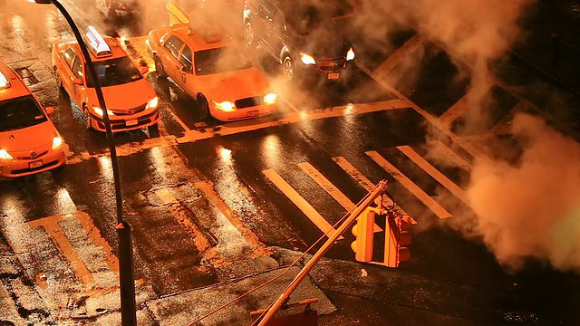 TL相机在雨夜捕捉交通信号和被从沙井流出的蒸汽包围的交通。视频素材