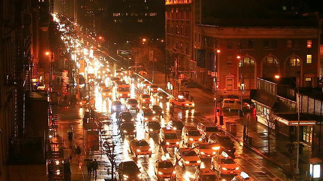 摄像头捕捉到了第二大道雨夜交通拥挤的景象。视频素材