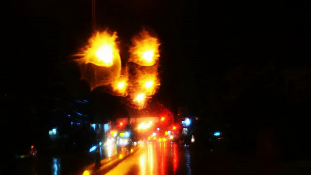 在雨夜里开车视频素材画面2