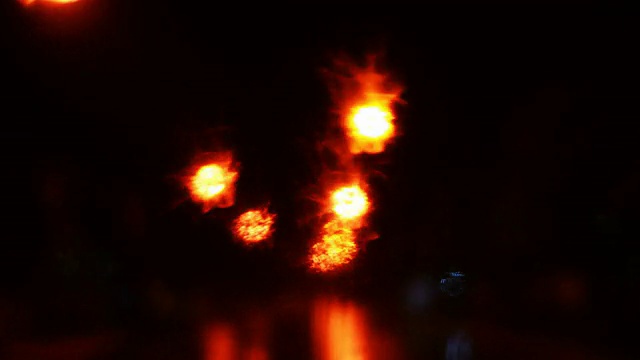 在雨夜里开车视频素材画面3