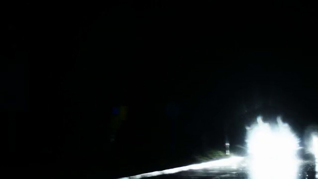 在雨夜里开车视频素材画面4